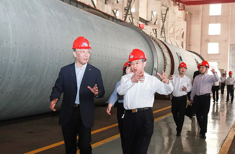 中國建筑材料聯(lián)合會黨委書記、會長閻曉峰一行親臨鵬飛集團(tuán)調(diào)研