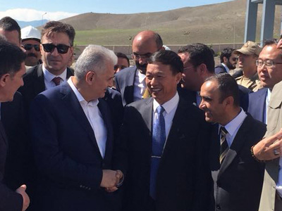 董事長王家安與時(shí)任土耳其總理耶爾德勒姆共同出席鵬飛集團(tuán)在土耳其承建的3000t/d水泥生產(chǎn)線剪彩儀式,并親切交談